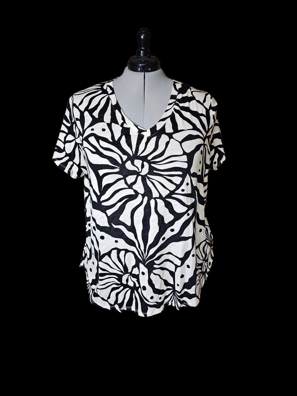 Black & White Floral-Graphic V-Neck Short Sleeve Top